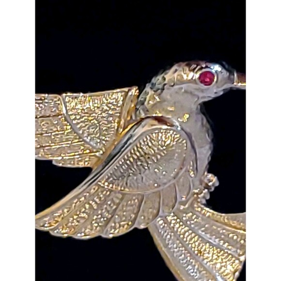 Vintage Hummingbird Brooch Gold Tone Rhinestone Eye Flying Brushed Textured Pin - Picture 4 of 8